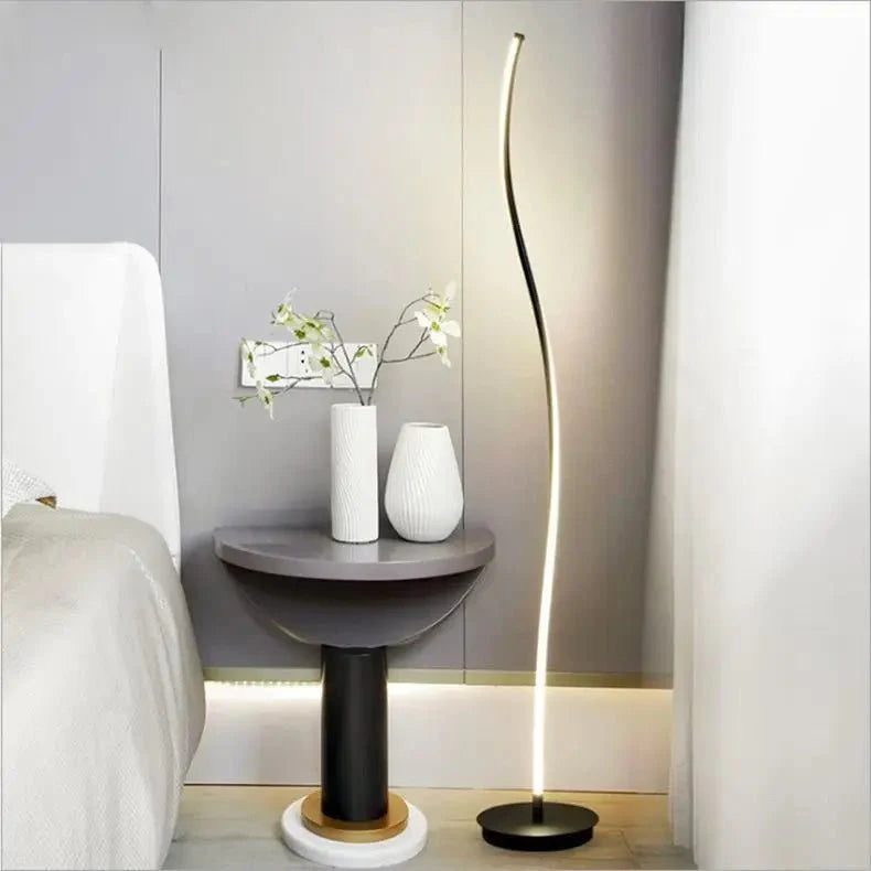 AuraFlow | Stilvolle, elegante Stehlampe