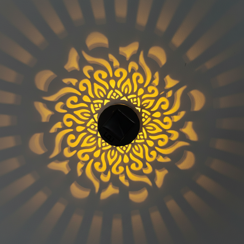 Solana Solar Mandala Projektionslampe mit goldenem Lichtmuster an der Wand