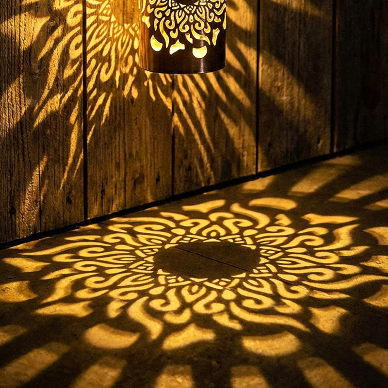 Mandala Lichtmuster der Solana Solar Projektionslampe an Holzwand