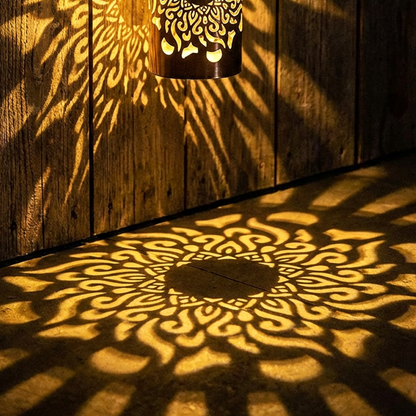 Mandala Lichtmuster der Solana Solar Projektionslampe an Holzwand